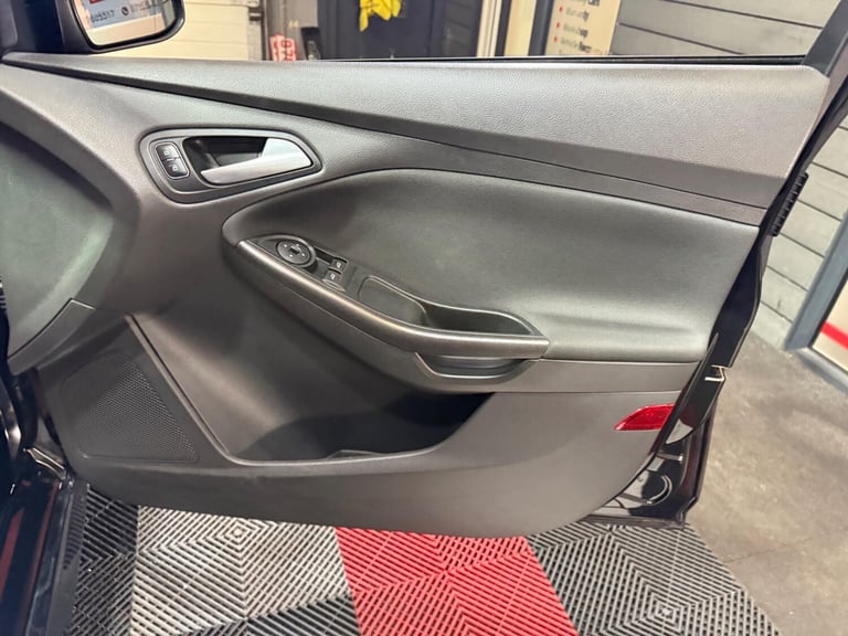 2017 Ford Focus 1.0T EcoBoost ST-Line Euro 6 (s/s) 5dr ESTATE Petrol Manual