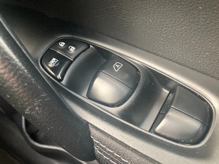 2016 Nissan Qashqai 1.6 dCi N-Connecta 5dr Xtronic HATCHBACK Diesel Automatic