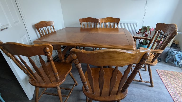 Extendable Dinning room table with 2 carver chairs and 4 dinning room chairs 