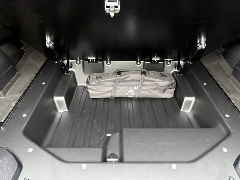 2025 Land Rover Defender 2025 3.0 D250 Hard Top X-Dynamic SE Auto PANEL VAN Diesel Automatic