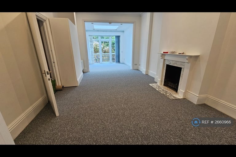 1 bedroom flat in Upper Richmond Road West, London, TW10 (1 bed) (#2660966)