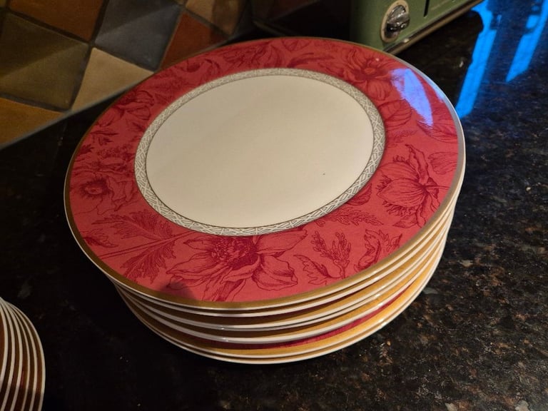 Villeroy & Boch bone china Chateau collection. 8 large plates 8 side plates  