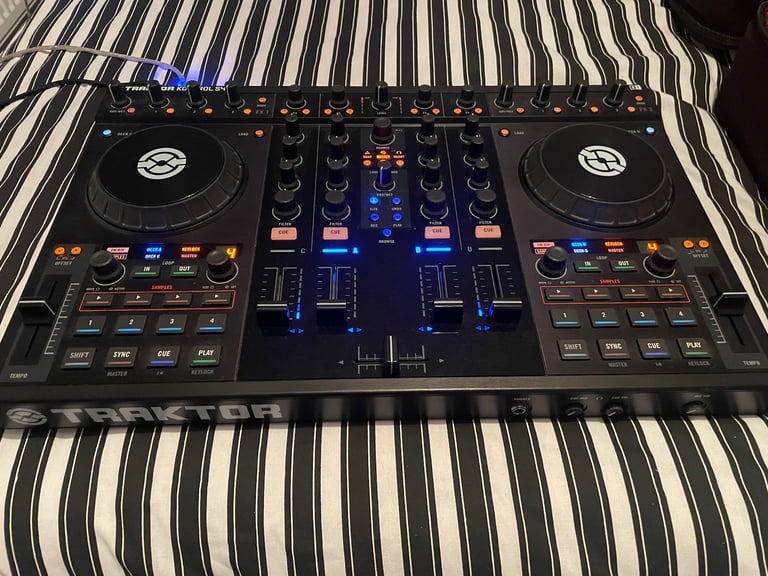 Native Instruments Traktor KONTROL S4 mk1 controller with Odyssey carry case Used (read description)