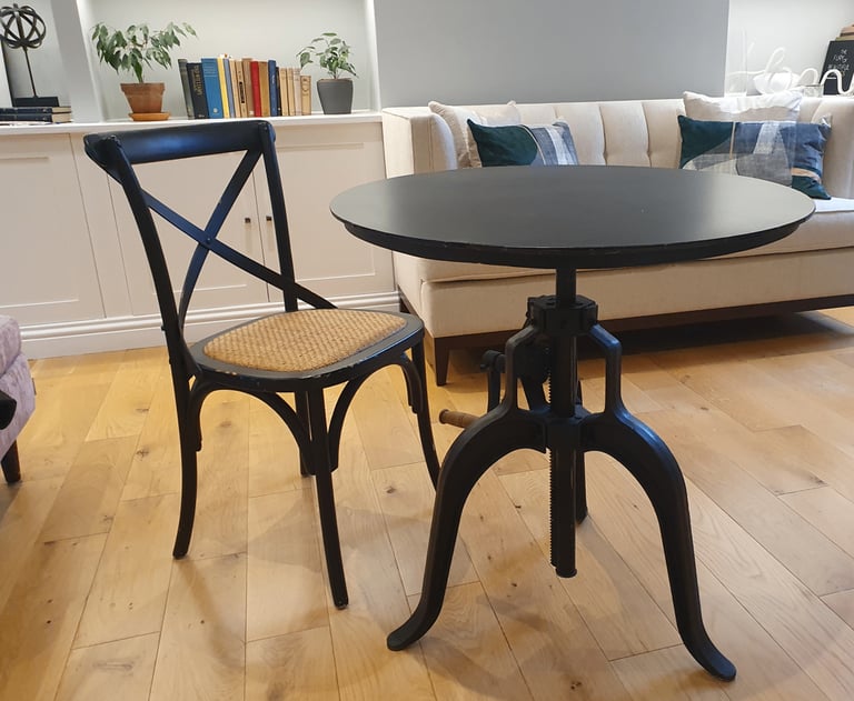 Height adjustable stylish Edison Ronde table from Maison du Monde worth over £600