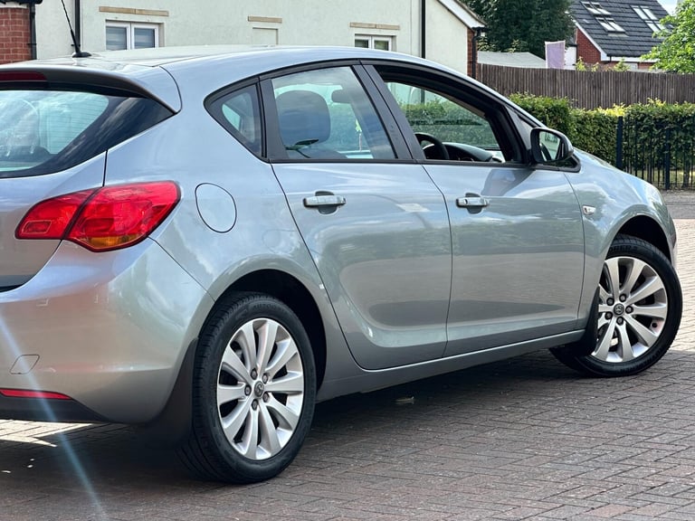 2011 Vauxhall Astra 1.4 16v Exclusiv Euro 5 5dr HATCHBACK Petrol Manual