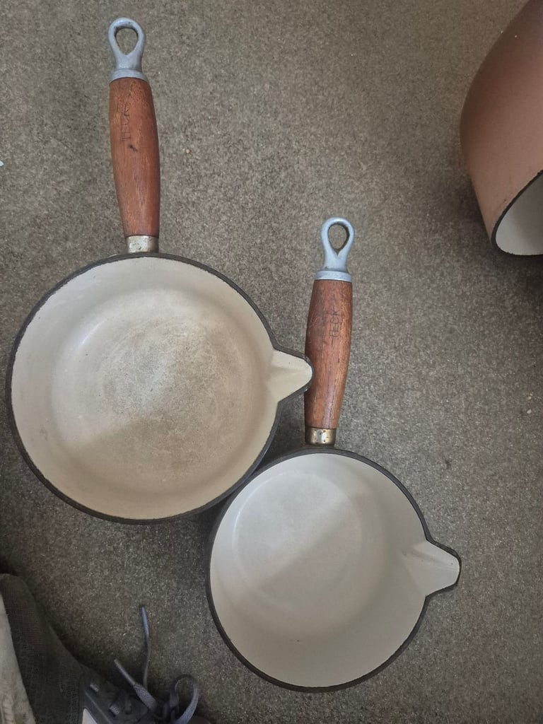 Lecrueset cast iron saucepan set