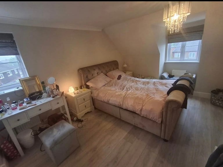 Large double, walk in wardrobes, en suite 