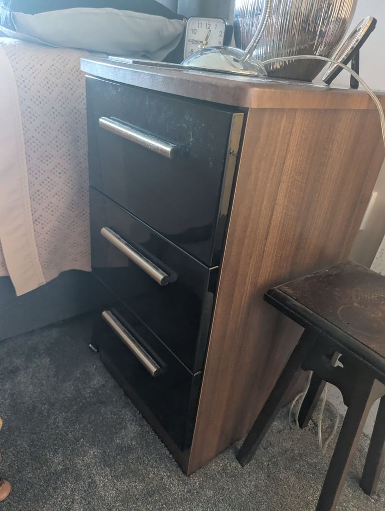 Bedroom Set Chest of Drawers and Bedside Table
