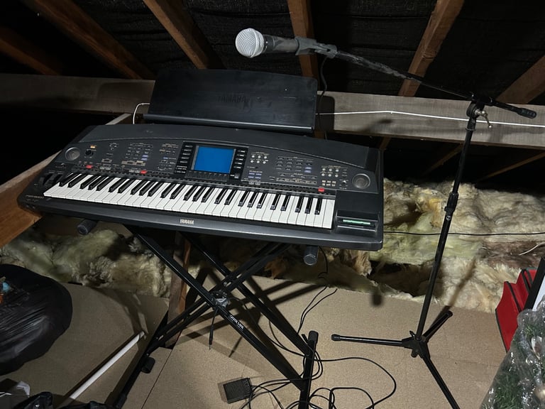 Yamaha PSR9000 + Stand , microphone, discs and audio cables