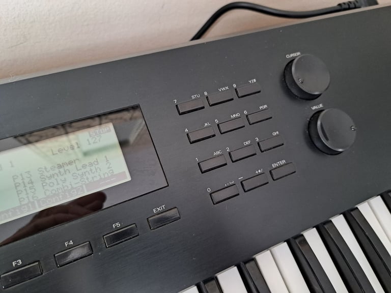Roland W-30 Sampling Workstation Synthesizers Keyboard ( Rare ) + Metal Case