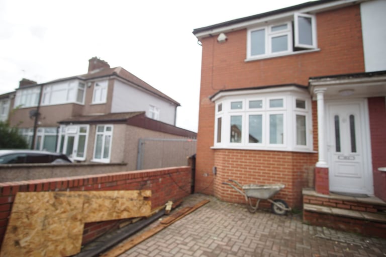  completely newly renovated 3-bedroom semi-detached house available to rent in Edgware, HA8