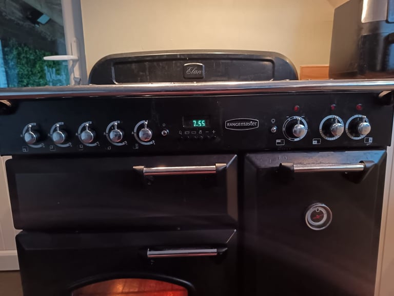 Range Master Cooker and Extraction Hood