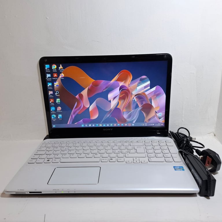 Sony Vaio SVE151J13M 15.6 Inc Intel-Core i5 CPU Win 11 Prof. with Activated 2024 Office 356 Laptop.