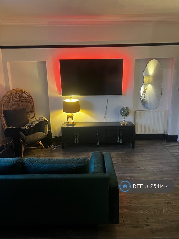 2 bedroom flat in Charlwood Mansion, London, SW12 (2 bed) (#2641414)