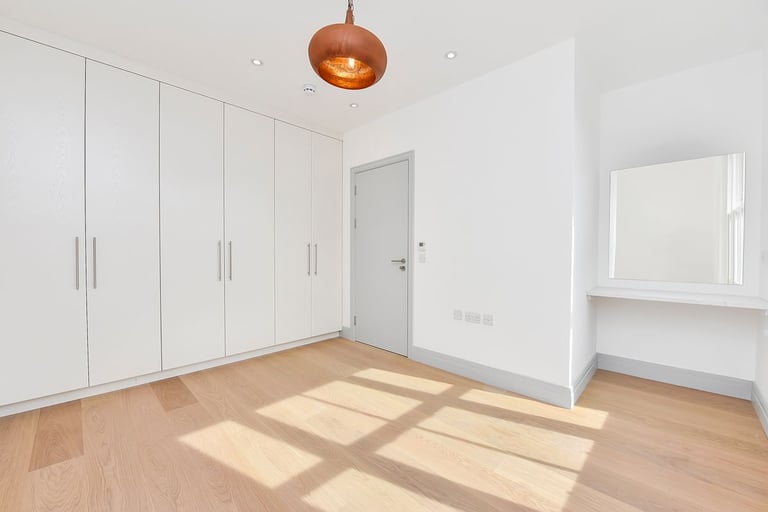 Premium Quality 2 DBed Flat 2 Bath Open Plan Juliet Balcony Shared Garden VeryNearTubeBusShops