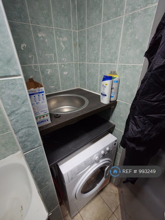 3 bedroom flat in Academy Gardens, Northolt, UB5 (3 bed) (#993249)