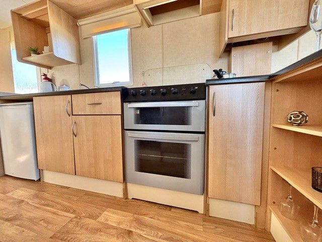 CHEAP STATIC CARAVAN FOR SALE AT BROADLAND SANDS HOLIDAY PARK - 11.5 MONTH OWNER SEASON