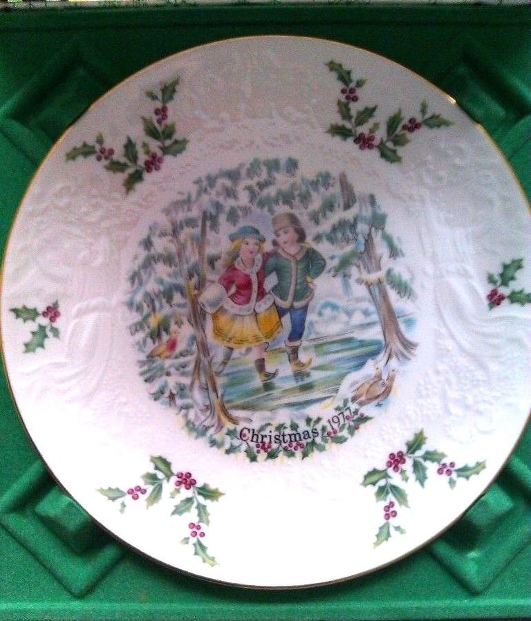 image for Royal Doulton Merry Christmas 1977 Christmas Plate - Collectors Edition Boxed