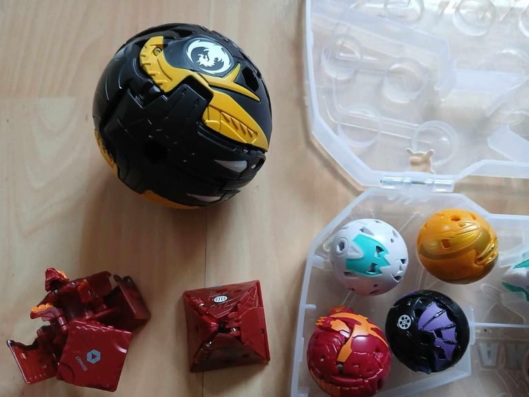 Large Bakugan bundle with 32 bakugan, storage case and cards
