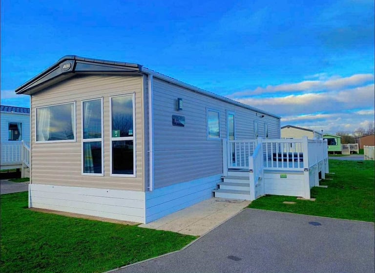 Static Caravan with hot tub at tattershall lakes