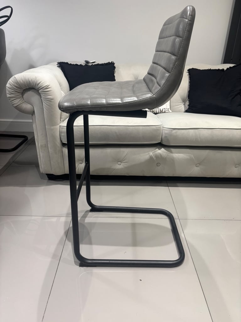 4x grey bar stools 