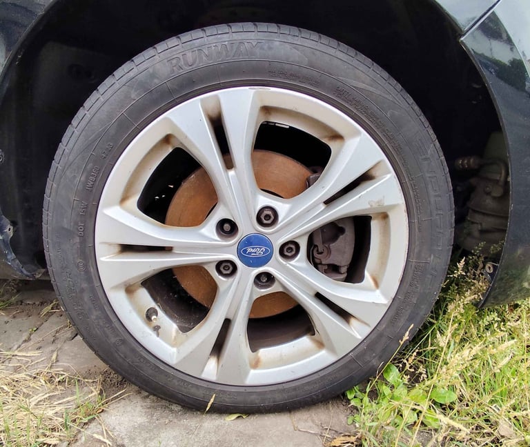 image for Ford Mondeo MK4 R17 Alloy Wheel whit BAD tyre £60