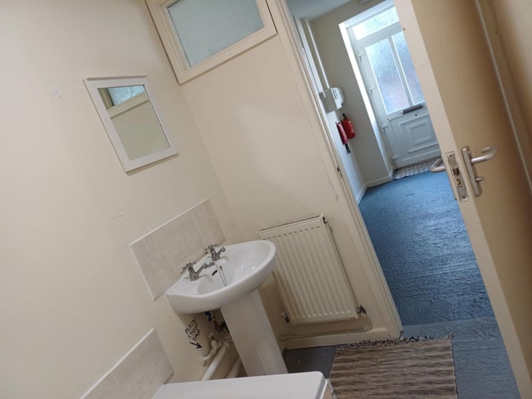 Flat To Let
