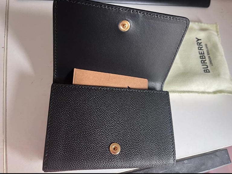 Burberry leather wallet 100% NEW