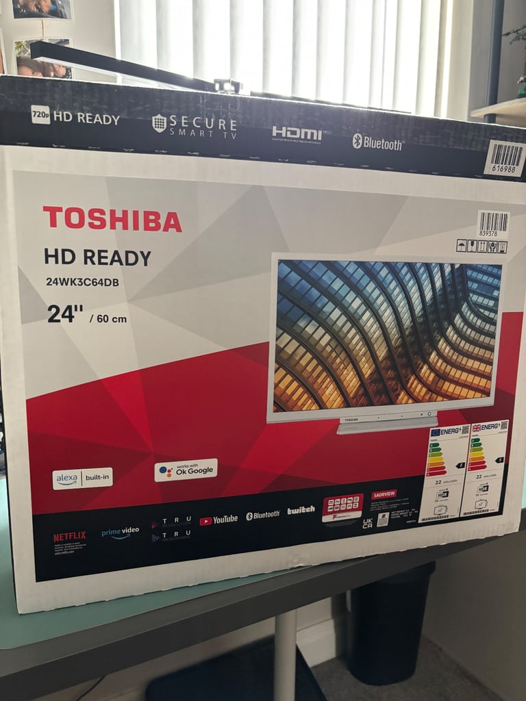 Toshiba 24 inch smart TV HD ready boxed mint condition 