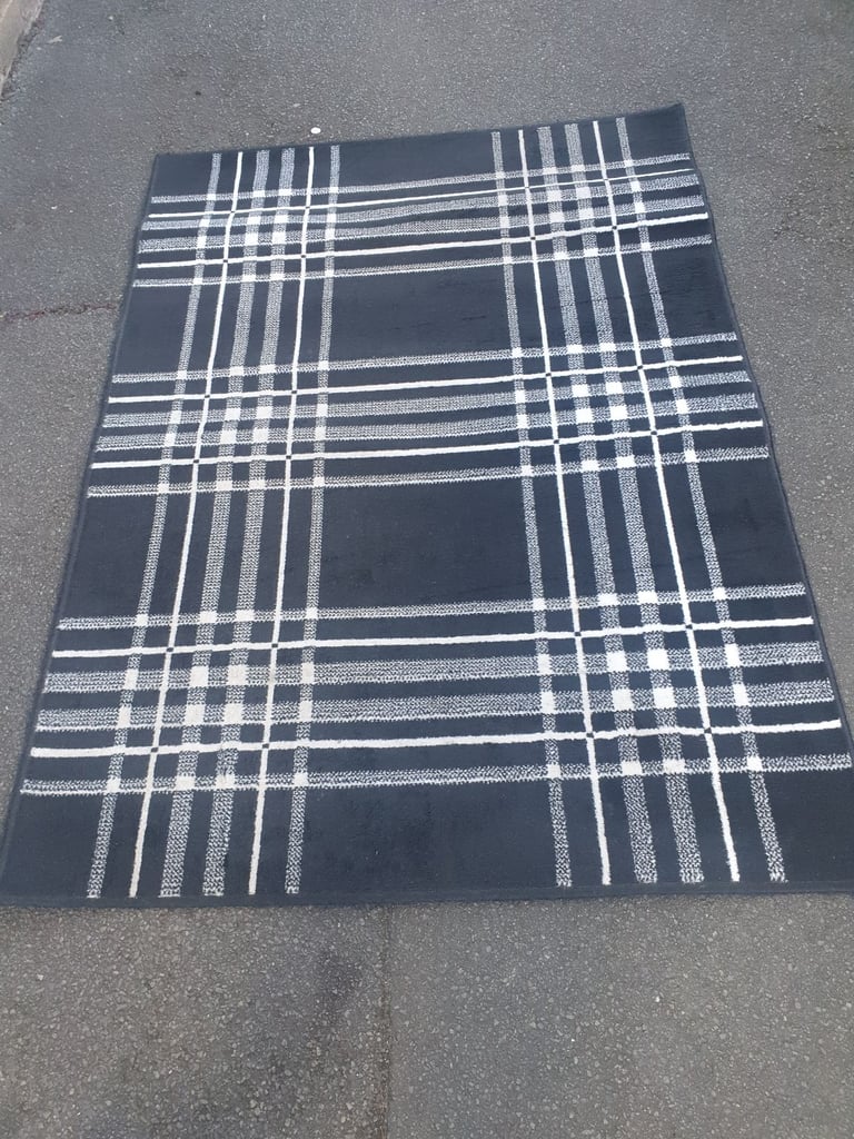 image for Lovely , 6ft x 4ft , Black & White Rug, Good Condition, Hardly Used , Clean , No Marks.