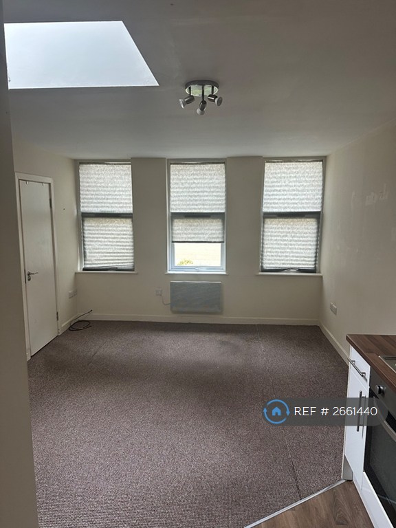 1 bedroom flat in Market Place, Sutton-In-Ashfield, NG17 (1 bed) (#2661440)