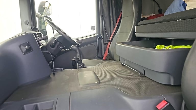 2011 Scania P230 18-Tonne Curtain Side