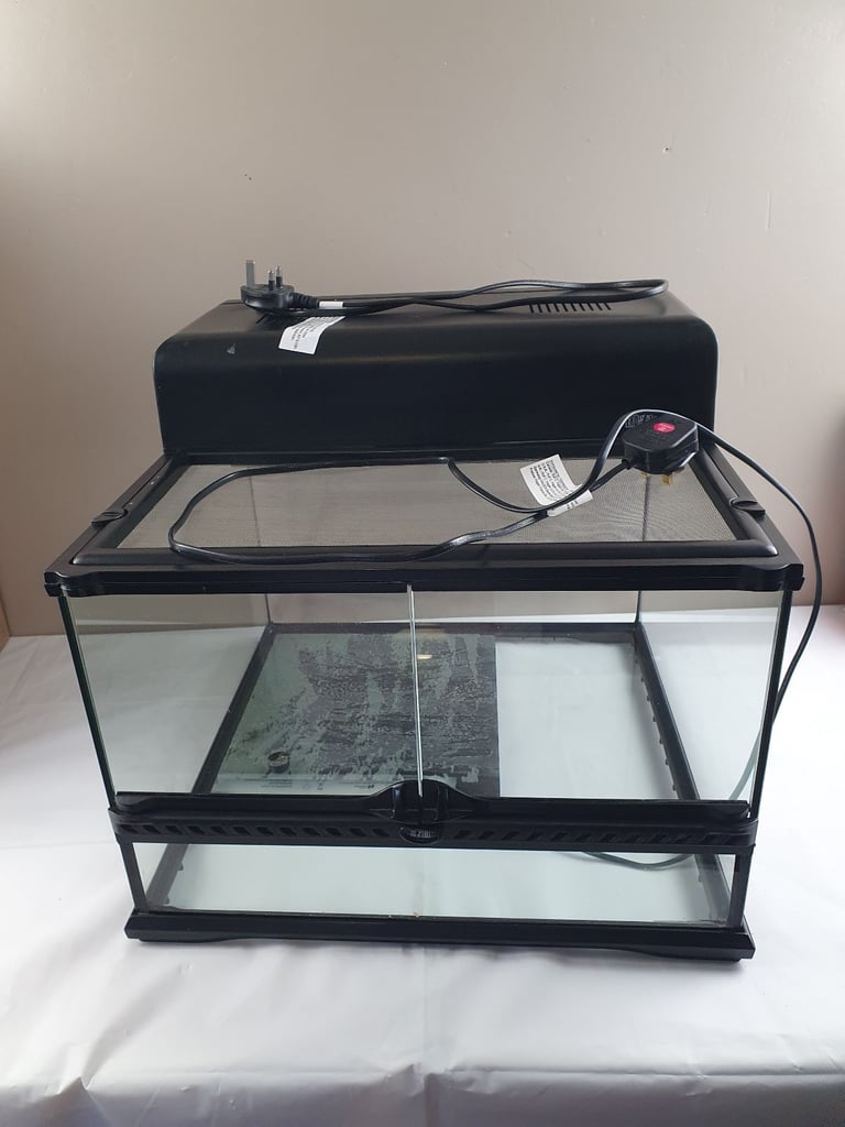 Reptile vivarian with heat pad 