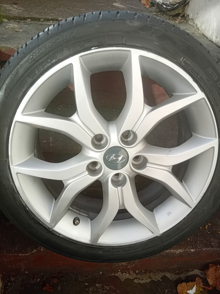 Hyundai 17 inch wheel/ tyre