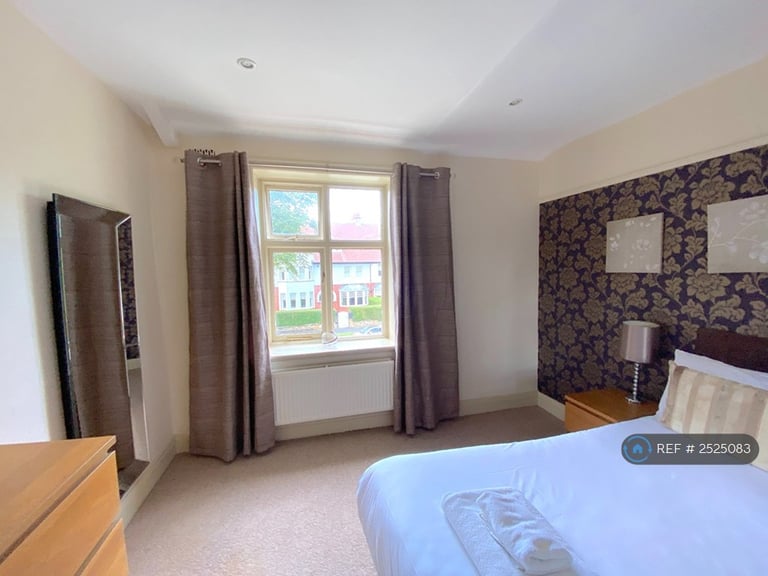 1 bedroom flat in Langcliffe Avenue East, Harrogate, HG2 (1 bed) (#2525083)