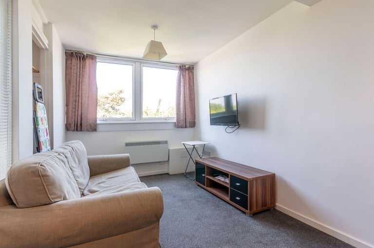 Desirable, 3-bedroom, HMO flat with parking, near the Gyle - available October