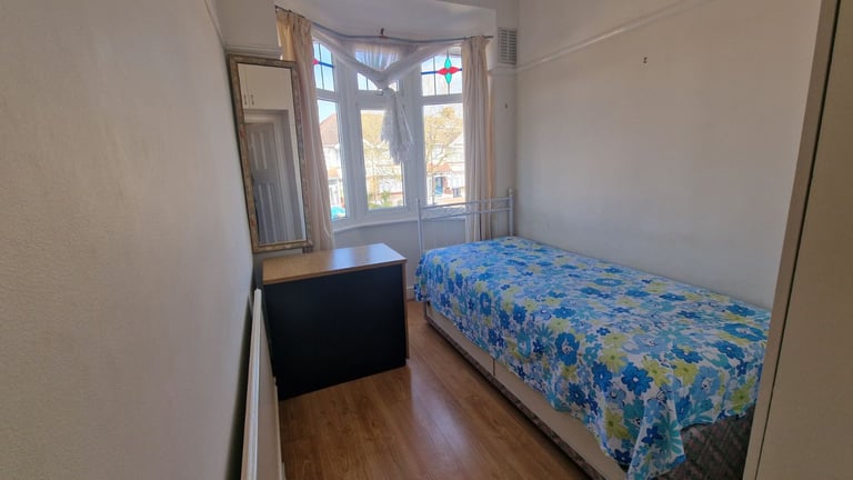 Single Room to Rent in a Family Share House in Bush Hill Park, Enfield £600 including all.