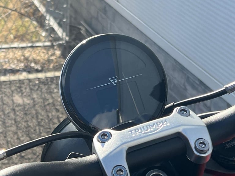2025 Triumph Trident 660 PREMIUM TWIN COLOUR Petrol black 6 Speed