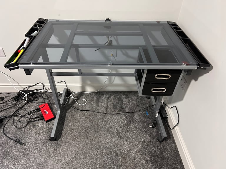 Adjustable desk with a tilting top 