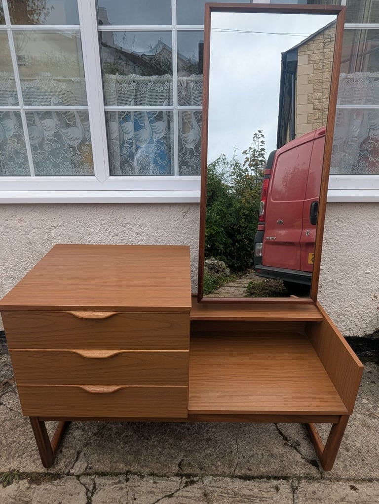 VINTAGE DRESSING TABLE/BEDROOM UNIT - FREE DELIVERY!