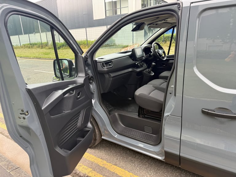 22 reg RENAULT TRAFIC 28 2.0 B/DCI 130 BHP SL BUSINESS+ panel van ( VAT INCLUDE 