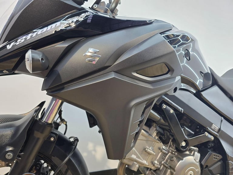 Suzuki V-Strom 650 Black 2020 - Centre Stand, Clear Screen **LOW MILEAGE**