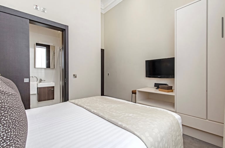 South Kensington - SW7 Three Bedroom Apartment Short Term Let £3430 per week 