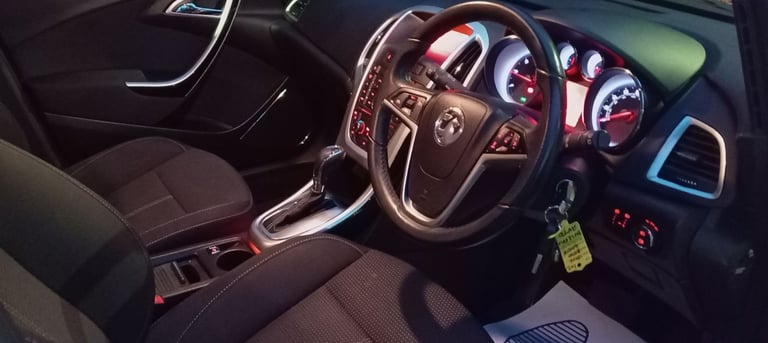 Vauxhall, ASTRA, Estate, 2012, Auto, Automatic, 1956 (cc), 5 doors, 2 Keys