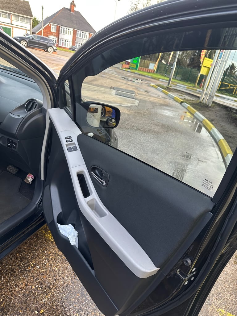 Toyota, YARIS, Hatchback, 2011, Semi-Auto, 1329 (cc), 5 doors