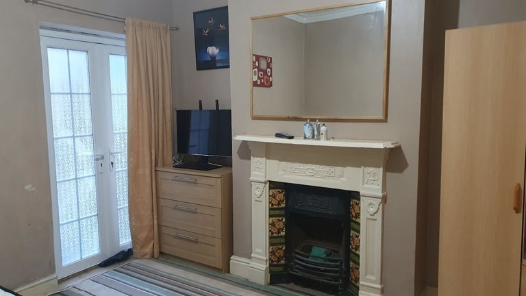 Nice Comfortable Double Room Available in RG1, Short terms.. £650 Per monthly)