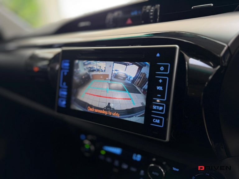 HUGE SPEC! TOYOTA HILUX INVINCIBLE 2.4 D-4D 4WD AUTO + NO VAT + FREE DELIVERY!