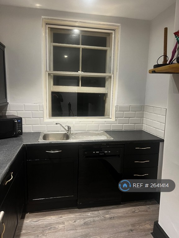 2 bedroom flat in Charlwood Mansion, London, SW12 (2 bed) (#2641414)