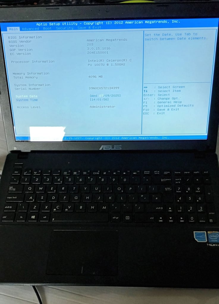 ASUS 15.6 laptop with good screen etc ,( no Hard Drive ) 