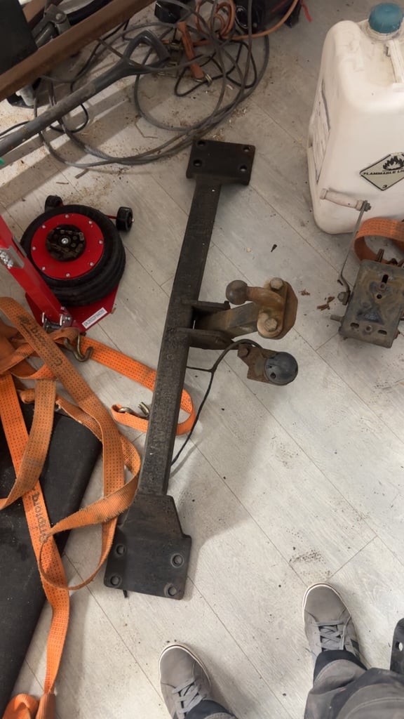 Towbar off a 2006 Touareg will fit q7 